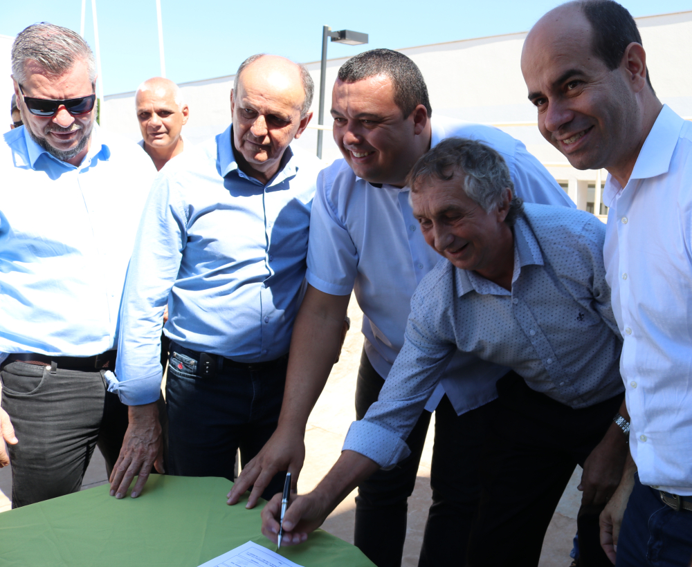 Bairro em Movimento conta com Assinatura da Ordem de Serviço da Rede de Esgoto para o Parque São Pedro e Entrega da Nova Frota Municipal